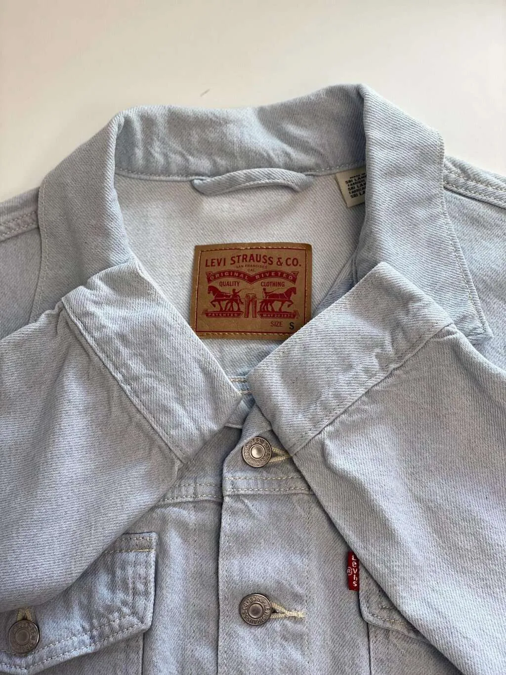 Women’s Levis cropped trucker jacket in pale blue – Medium